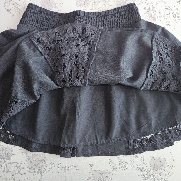 NWT!!! American Eagle Outfitters Black Mini Skirt with Lace, Size SX - Picture 2 of 4